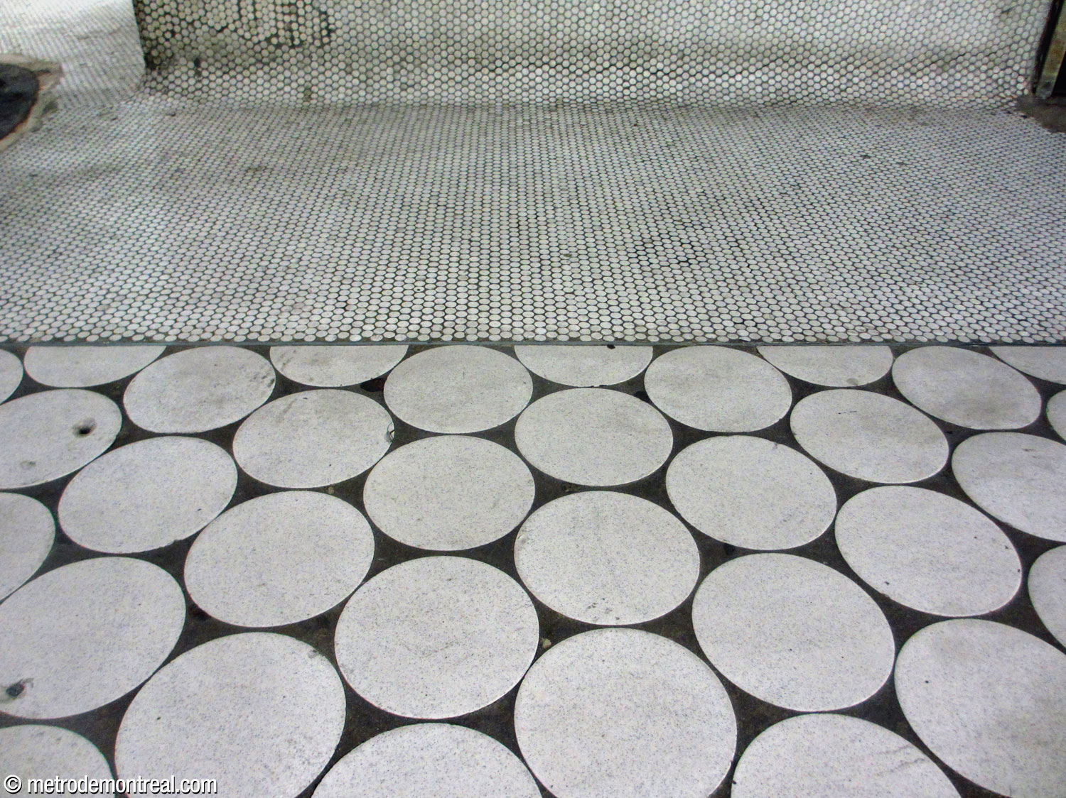 Des pastilles circulaires petites et grandes parent le sol du quai, faisant écho au motif du cercle dans l’œuvre de Jean-Paul Mousseau et un peu partout dans la station.
