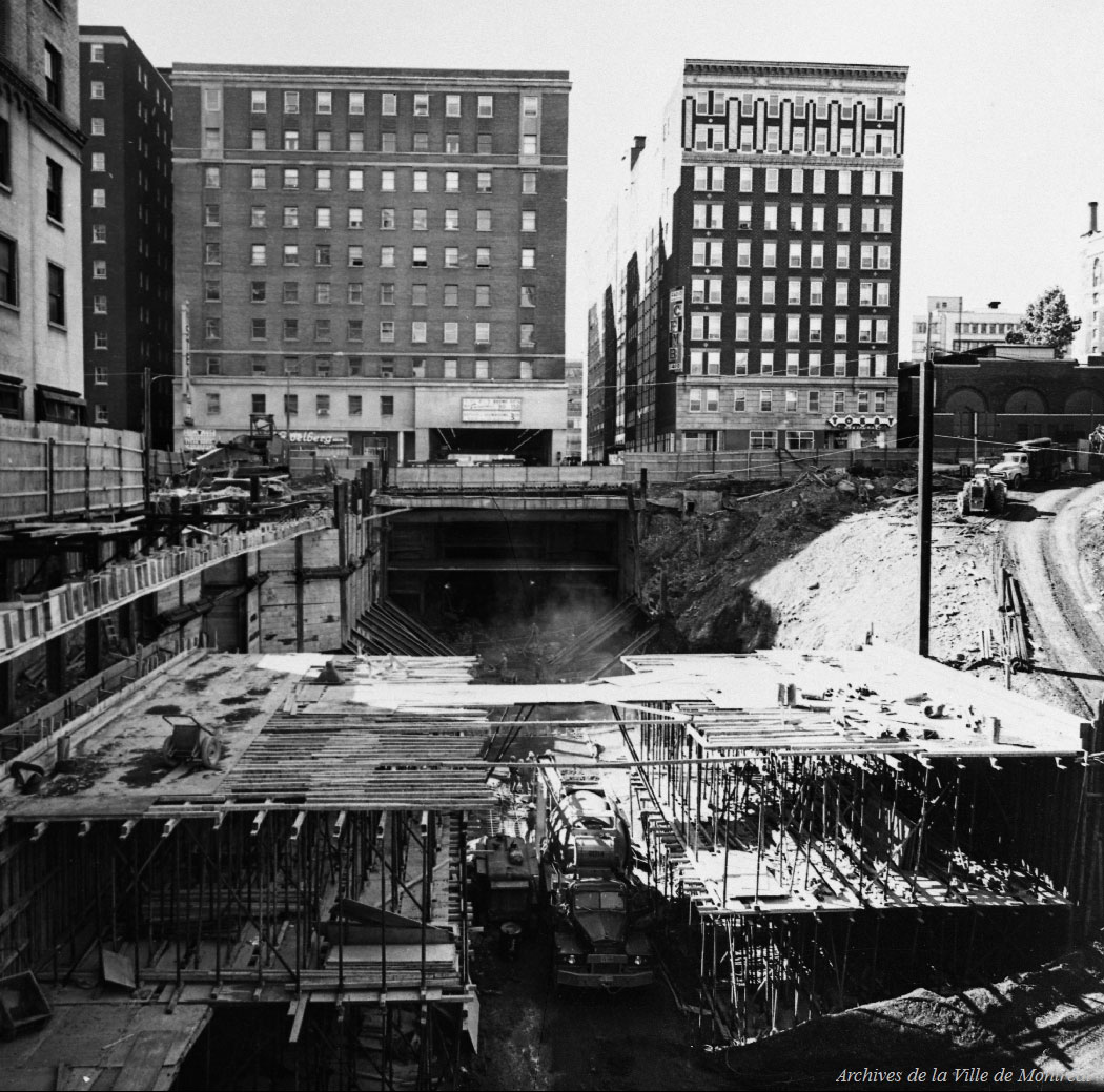 La construction de la station en tranchée ouverte, sous l'actuel boulevard De Maisonneuve