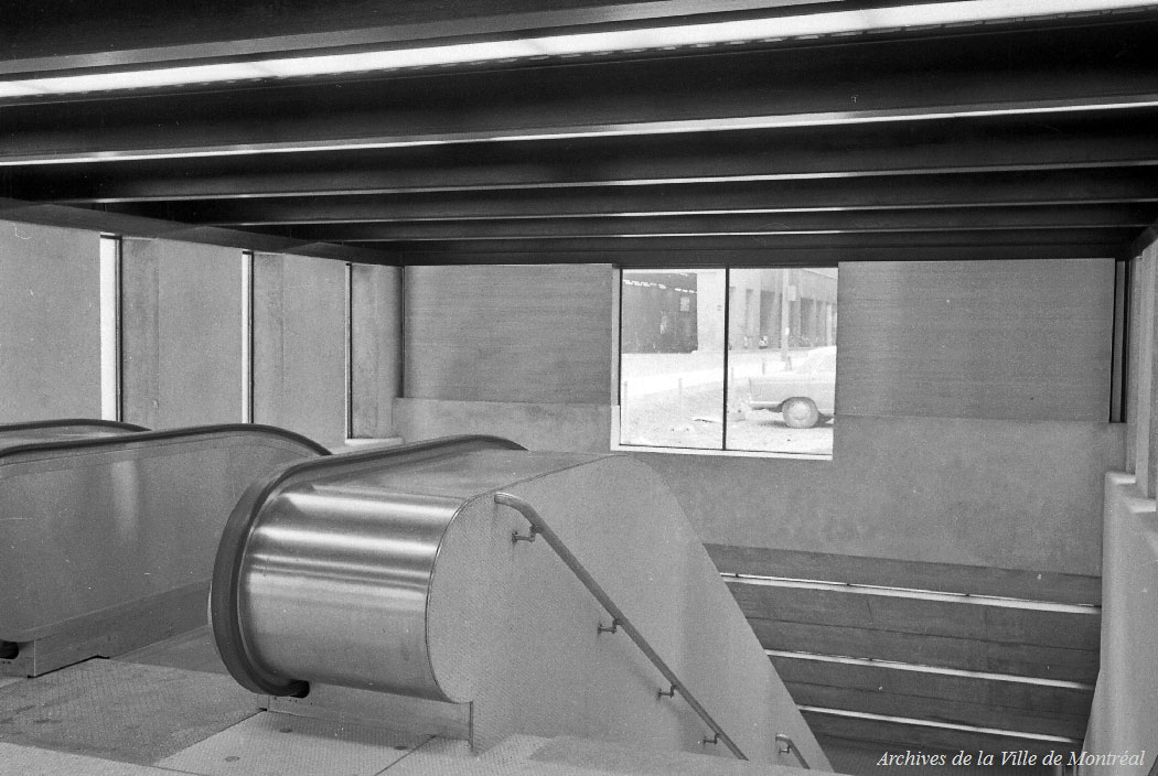 Intérieur de l’édicule temporaire de la sortie Peel Ouest.