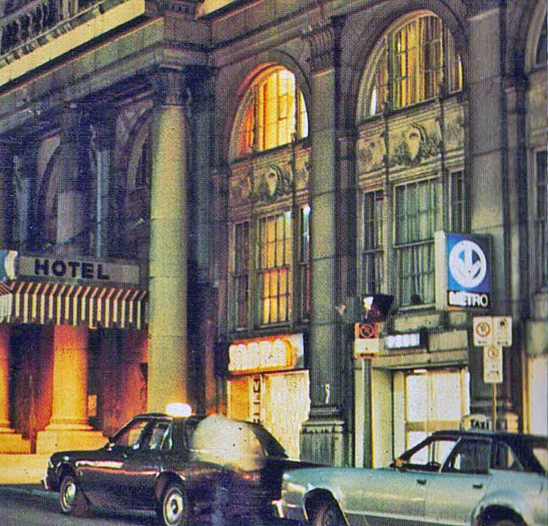L’entrée Peel Est dans la façade de l’hôtel Mont-Royal sur la rue Peel, vers 1983.