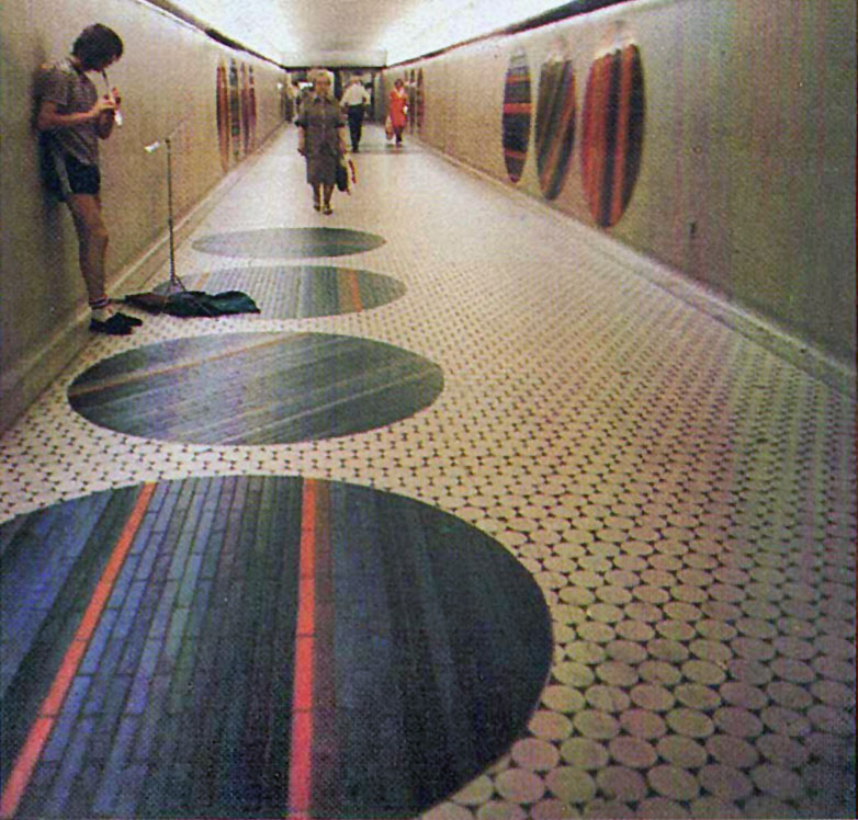 L’intérieur du tunnel sous l’hôtel Mont-Royal vers la sortie Peel Est.