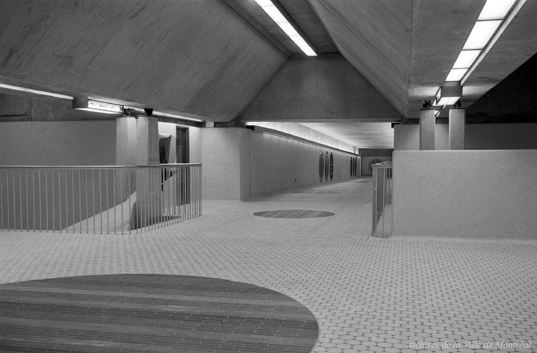La bouche du tunnel sous l’hôtel Mont-Royal depuis la mezzanine, là où se trouvent aujourd’hui les accès Peel Est et Cours Mont-Royal.