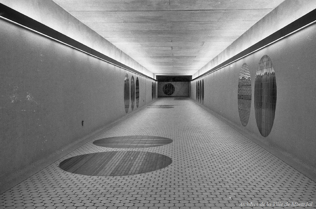 Une autre perspective du tunnel sous l’hôtel Mont-Royal. On y voit 22 des 23 cercles ayant été repositionnés depuis la construction de la station; 17 de ceux-ci ne sont plus dans la vue du public.