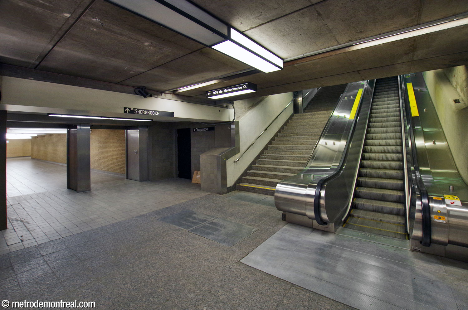 Le pied de l’escalier vers la sortie Metcalfe. À gauche, l’accès par ville souterraine vers le 999 De Maisonneuve Ouest et la Tour Scotia.