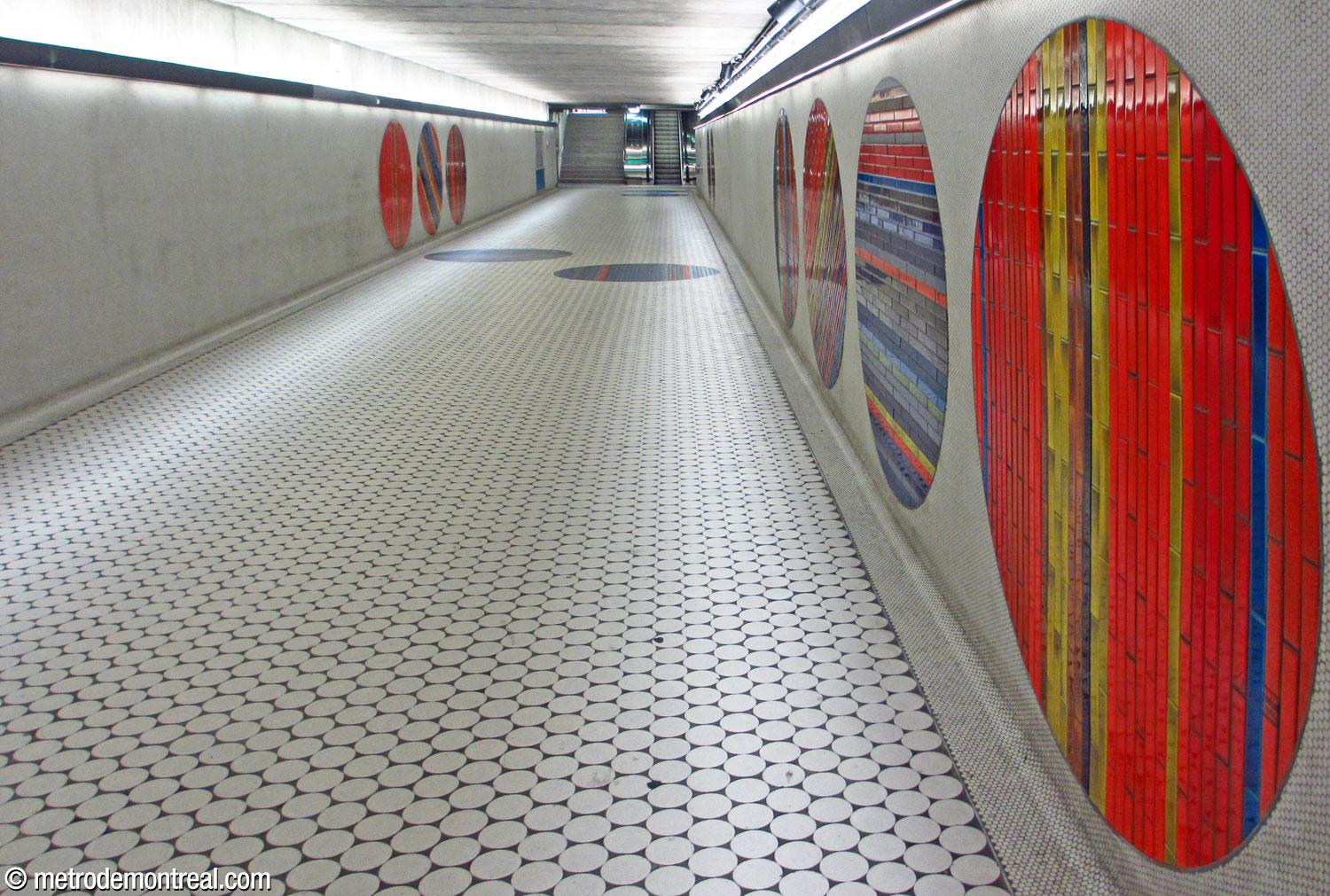 Le couloir vers la sortie Metcalfe accueille le plus grand nombre des cercles de Jean-Paul Mousseau, arrangés le long des murs et du sol.