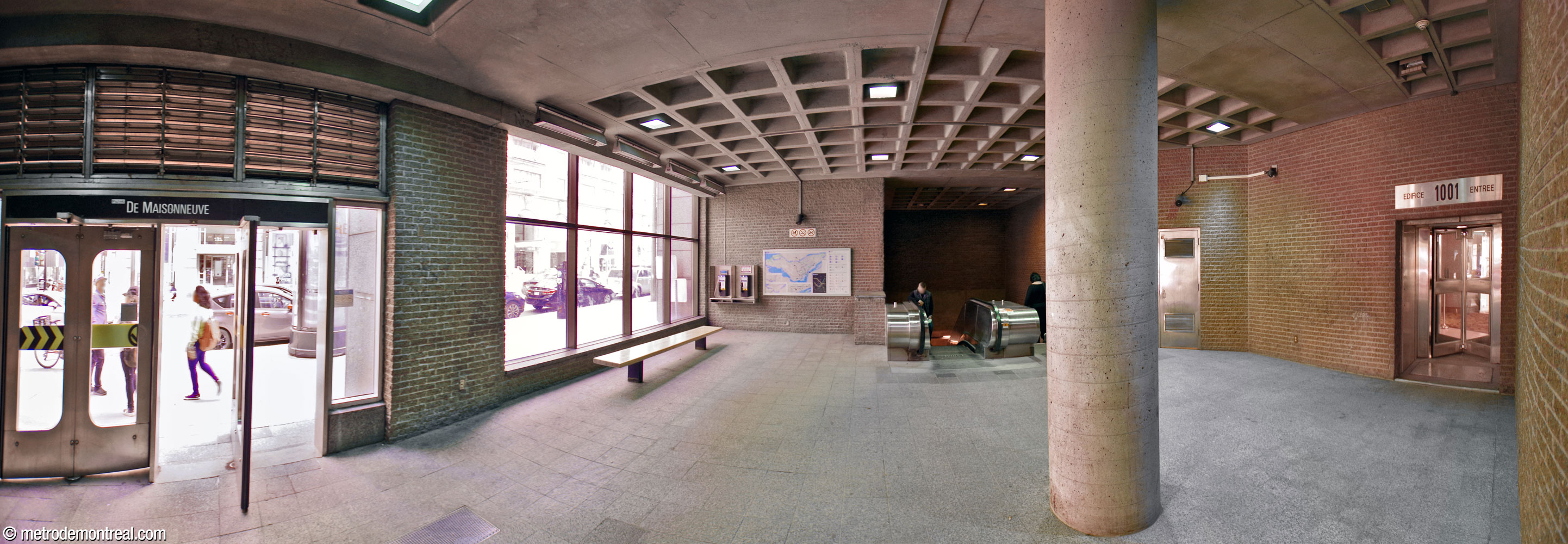 Intérieur du rez-de-chaussée de l'accès Metcalfe, avec un lien direct à l'édifice 1001 De Maisonneuve (droite).