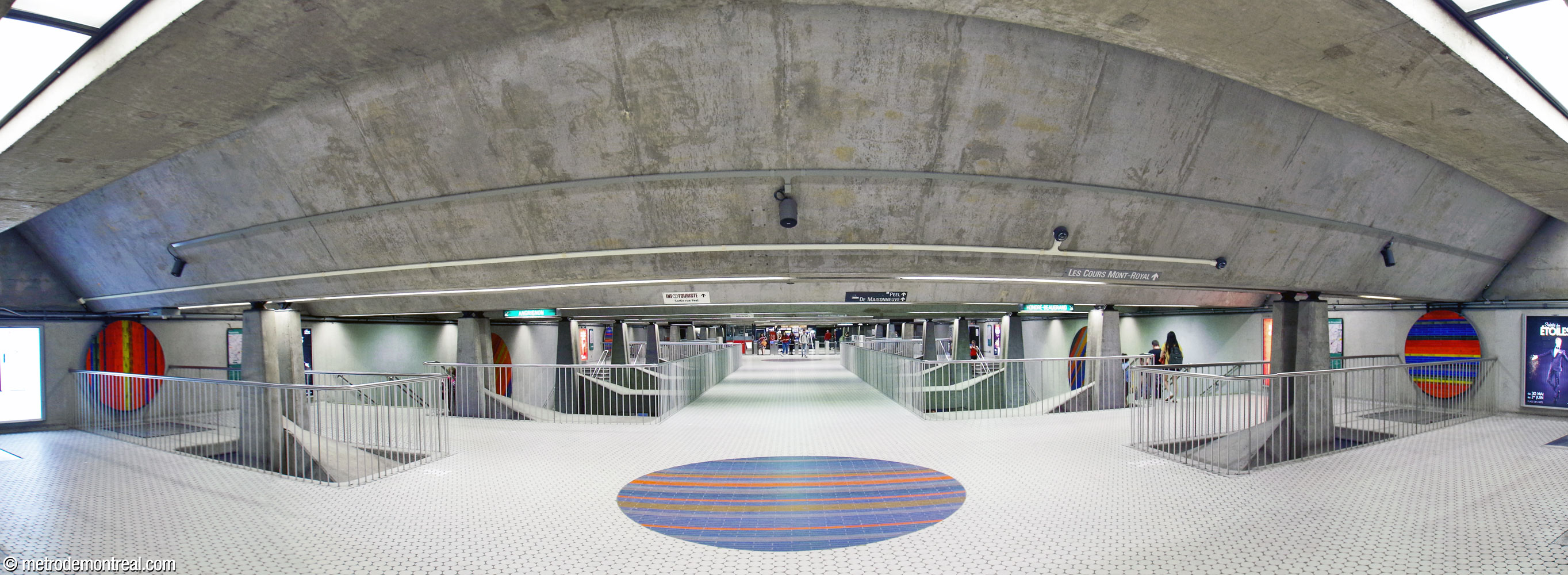 Vue d'ensemble de la mezzanine, en regardant vers l'est. On voit la charpente des poutres qui supportent la mezzanine et leur jointure avec les piliers de part et d’autre.