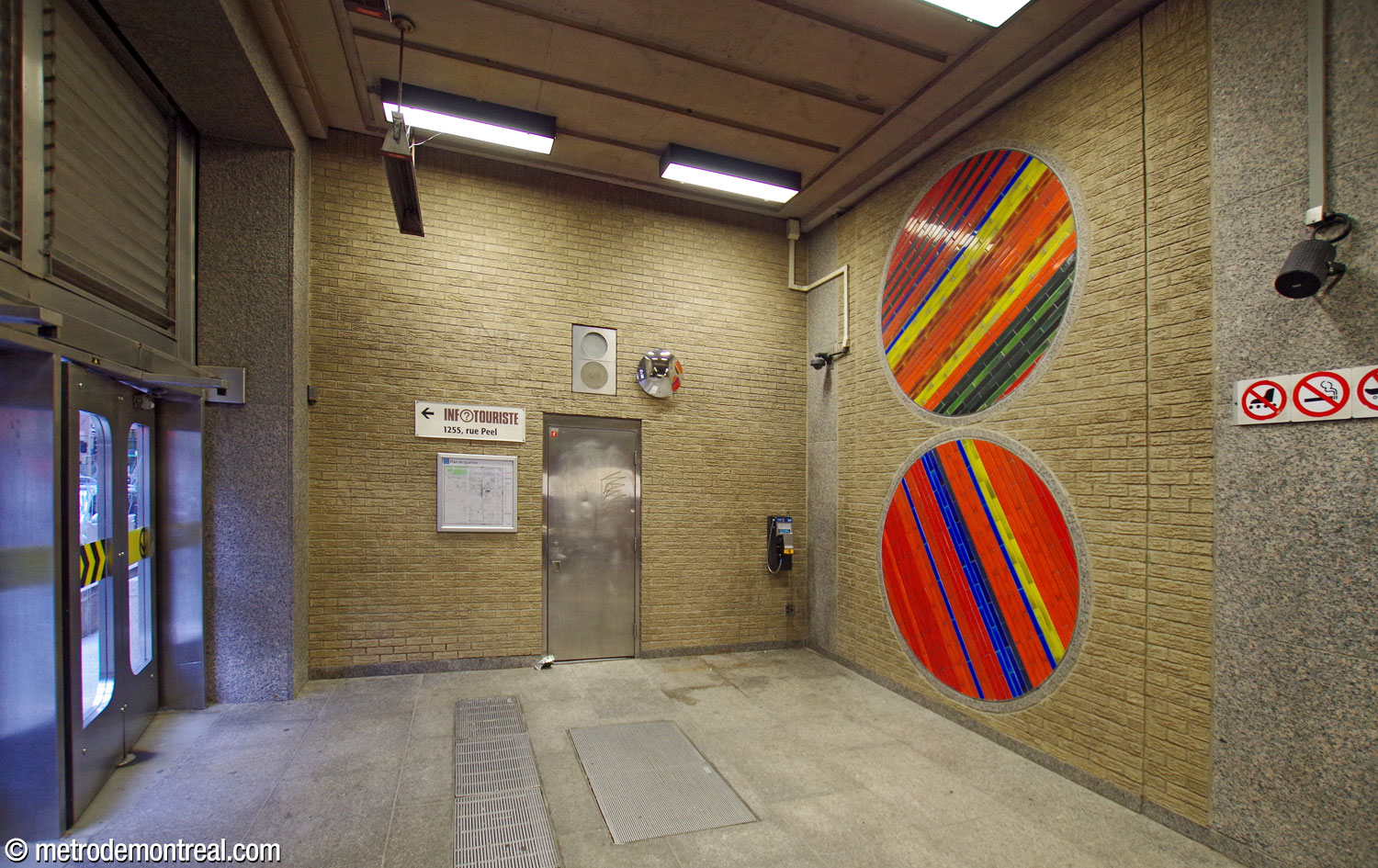 L'intérieur de la sortie Peel Est, avec deux cercles réinstallés de Jean-Paul Mousseau.
