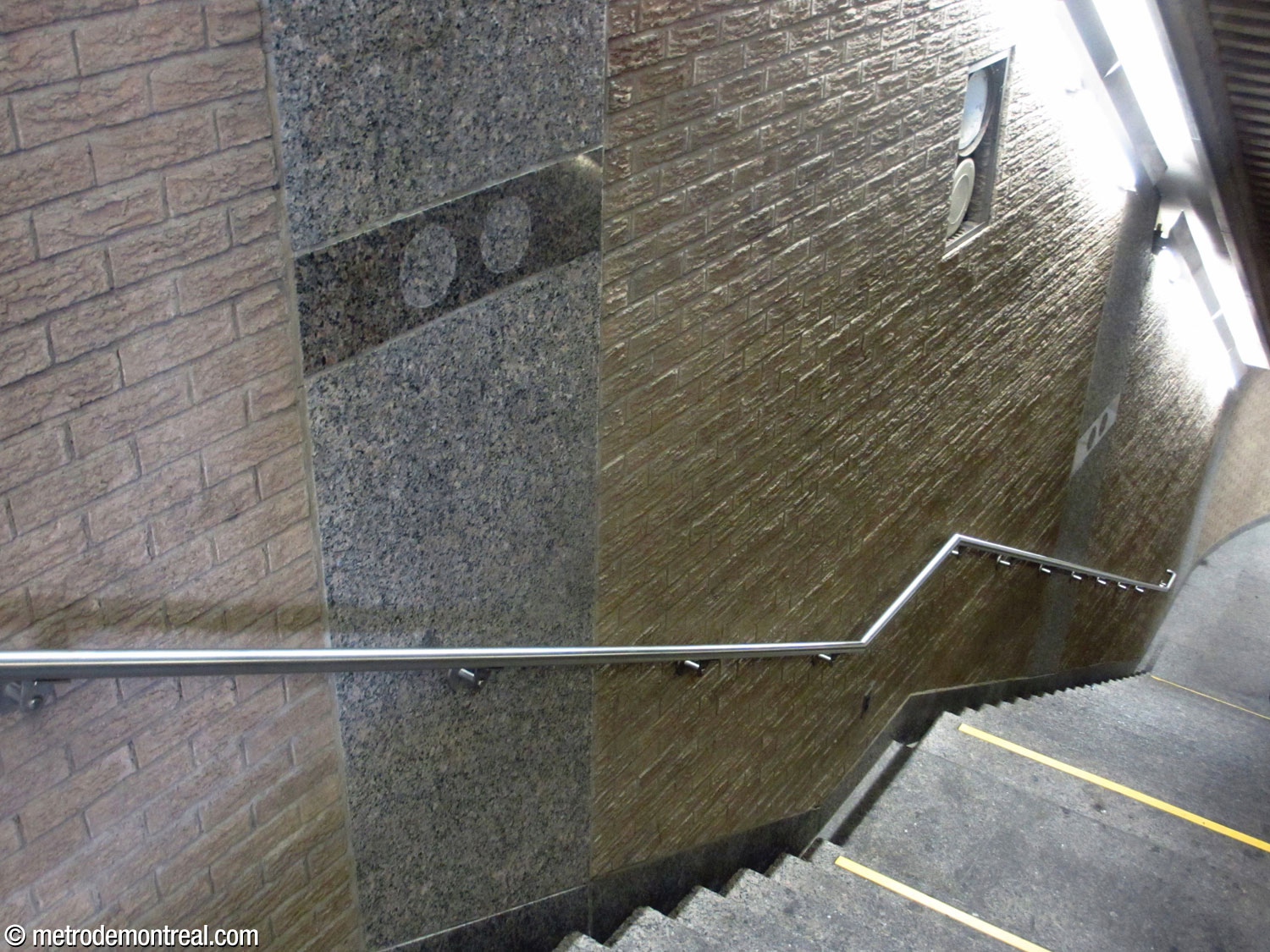 Motif circulaire dans les escaliers vers la sortie Peel Est.