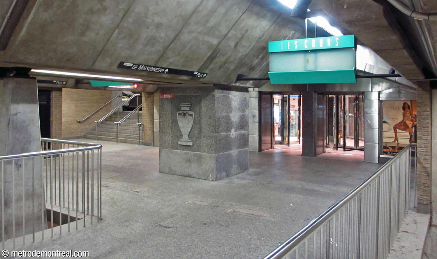 L'aile sud-est de la mezzanine donne accès à la sortie Peel Est (gauche) et au lien souterrain vers les Cours Mont-Royal (droite).