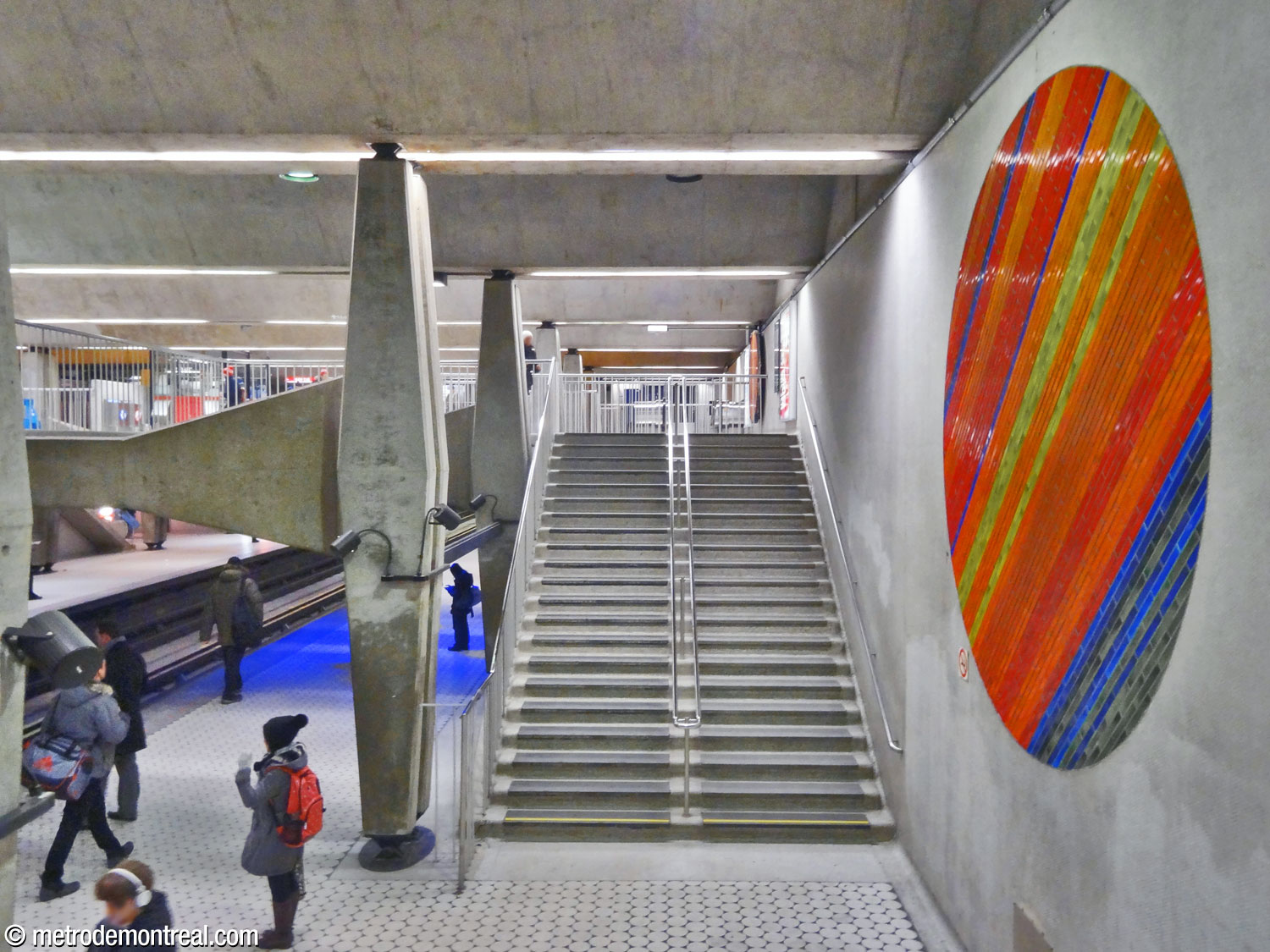 L'une des grandes murales circulaires de Jean-Paul Mousseau surplombe les escaliers centraux fixes de chaque quai.