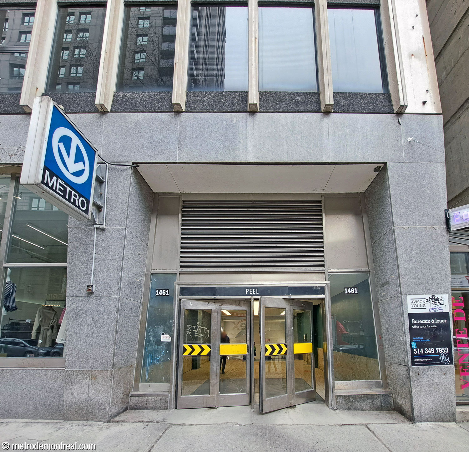 L'extérieur de la sortie Stanley, intégré au côté de l’édifice au 1140, boulevard De Maisonneuve Ouest.