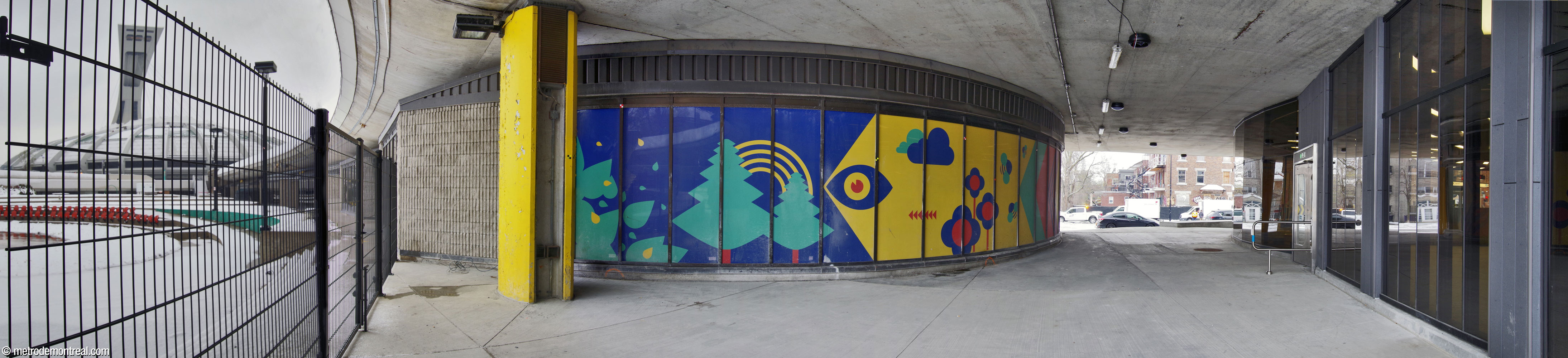 The rear entrance to the Pie-IX Est access, located under the Olympic Stadium esplanade and opening onto a pathway between the street and a sunken plaza giving access to the esplanade.