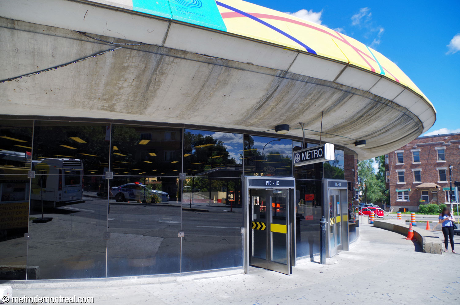The front entrance to the Pie-IX Est access, under the rim of the Olympic Stadium esplanade.