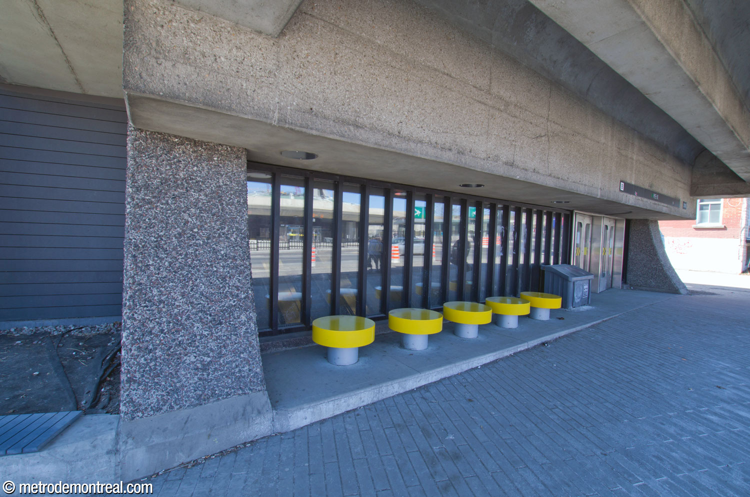 The Pie-IX Ouest headhouse features a deep overhang to protect bus passengers from the weather.