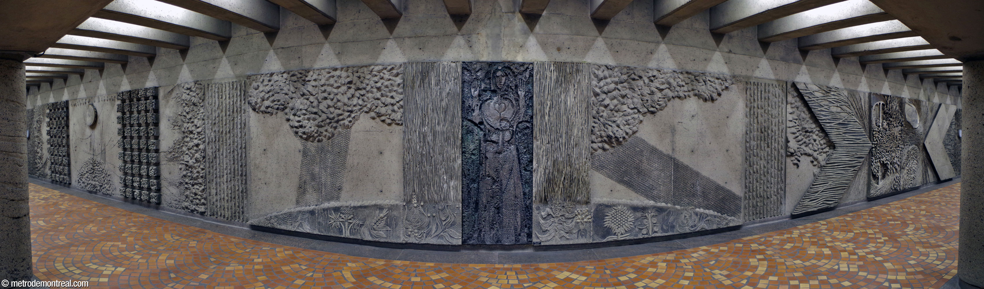 The concrete relief Citius, Altius, Fortius by Jordi Bonet, located on the south wall of the mezzanine above the platforms.