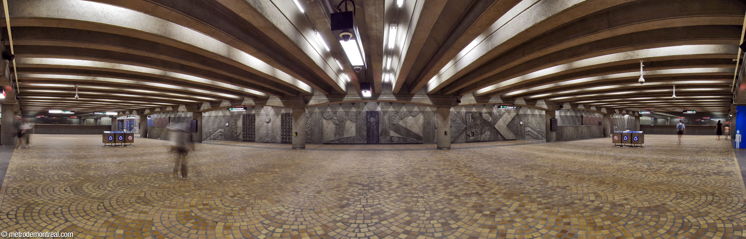 The broad mezzanine giving access to the platforms, seen from the ticket barrier. Jordi Bonet’s mural relief Citius, Altius, Fortius occupies the rear wall.