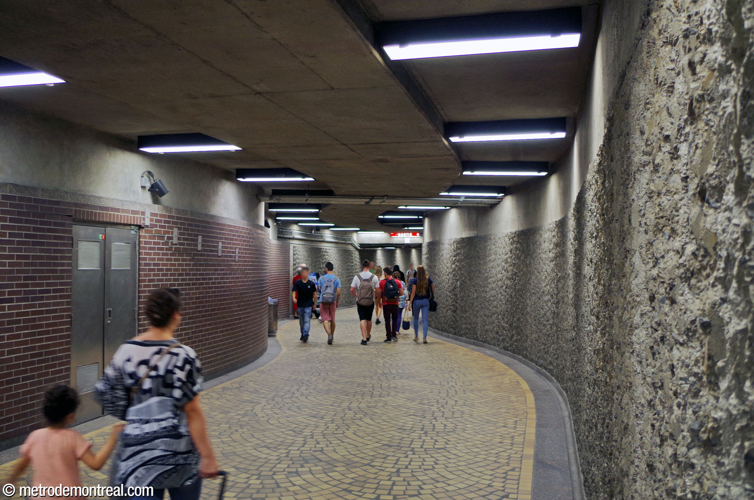 The curved tunnel connecting the Pie-IX Ouest entrance to the rest of the station.
