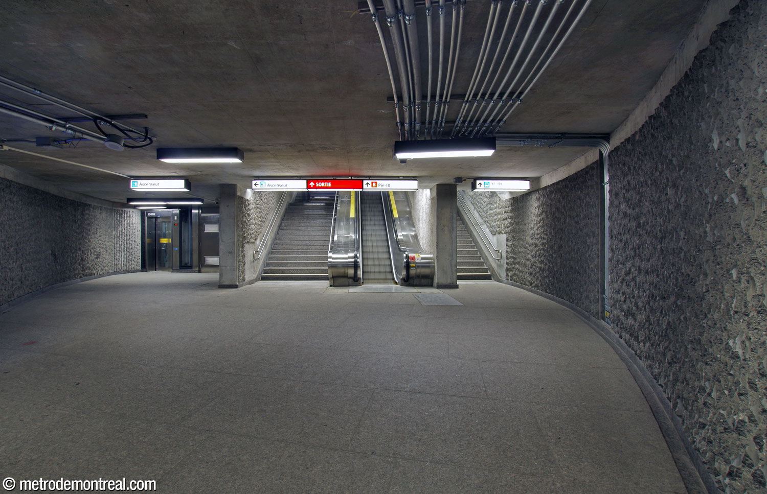 The tunnel to the Pie-IX Ouest entrance widens at the end to connect with the stairs, escalator, and elevator.