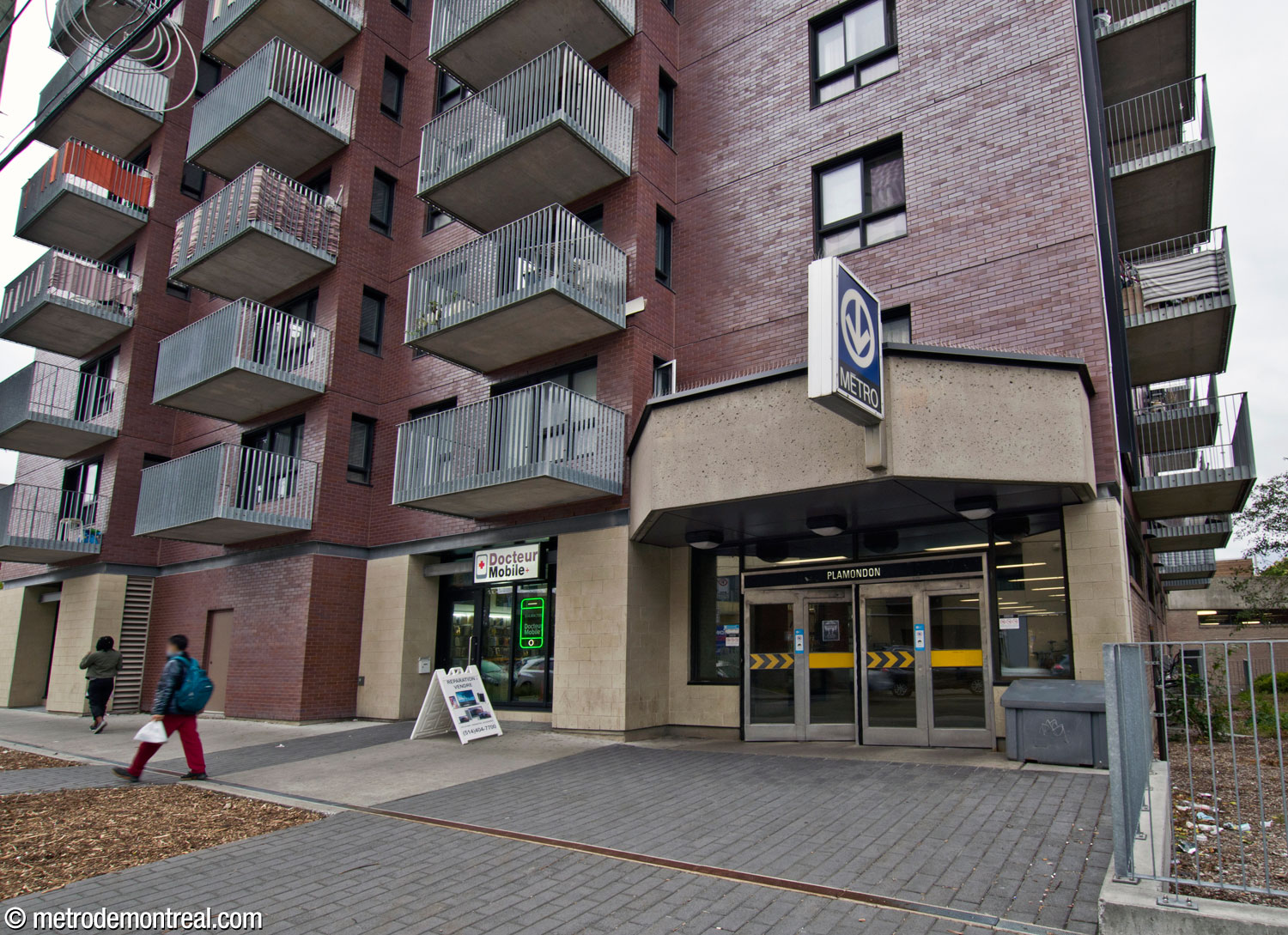 La sortie sur l'avenue Barclay, à l'extrémité nord de l'accès nord.