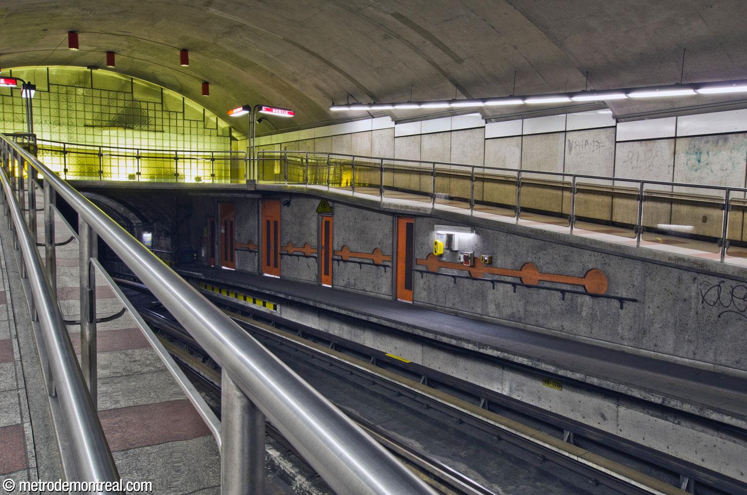 Élément décoratif le long du mur du tunnel à l'intérieur de la caverne de la station.