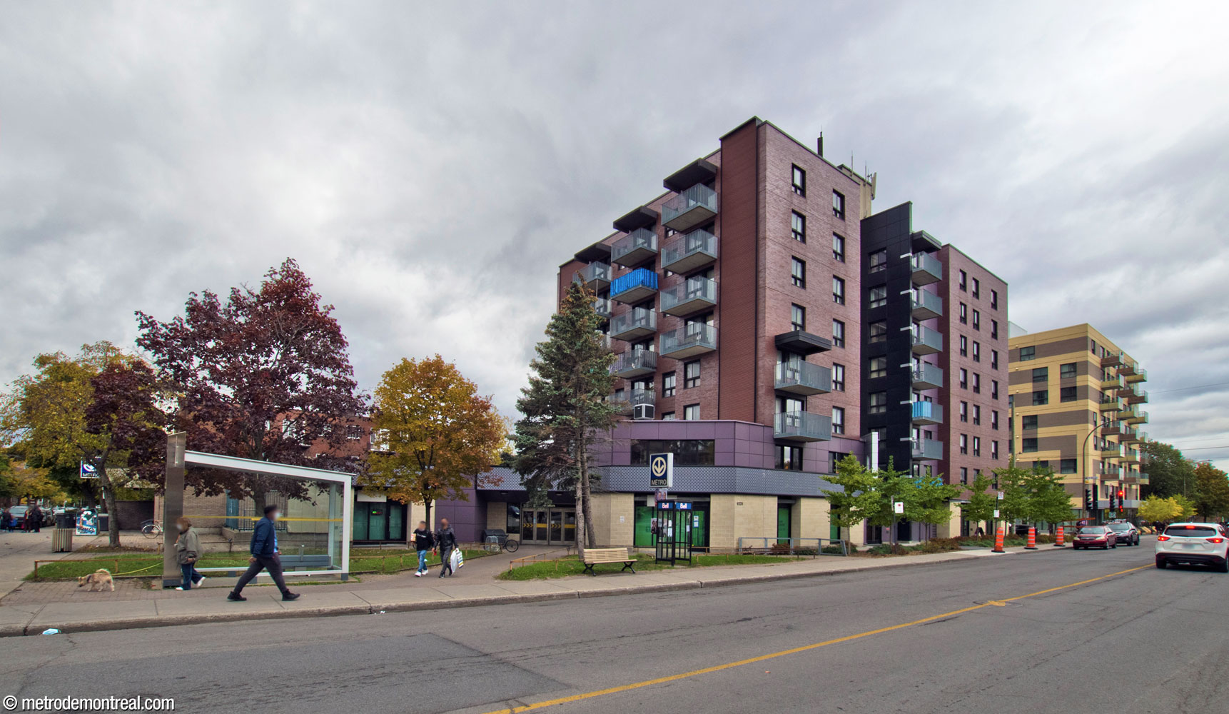 L'accès nord occupe le rez-de-chaussée d'une tour de logement social. La sortie vers l'avenue Plamondon se trouve à gauche; au centre, une deuxième sortie donne sur une cour gazonnée.