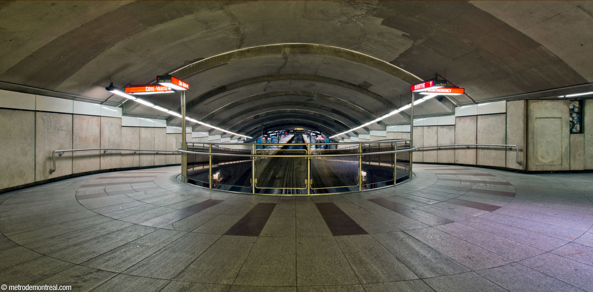 Les deux rampes entre les quais et l'accès nord se rejoignent pour former un impressionnant parapet en hémicycle au-dessus de la bouche du tunnel, sous un plafond en gradins.