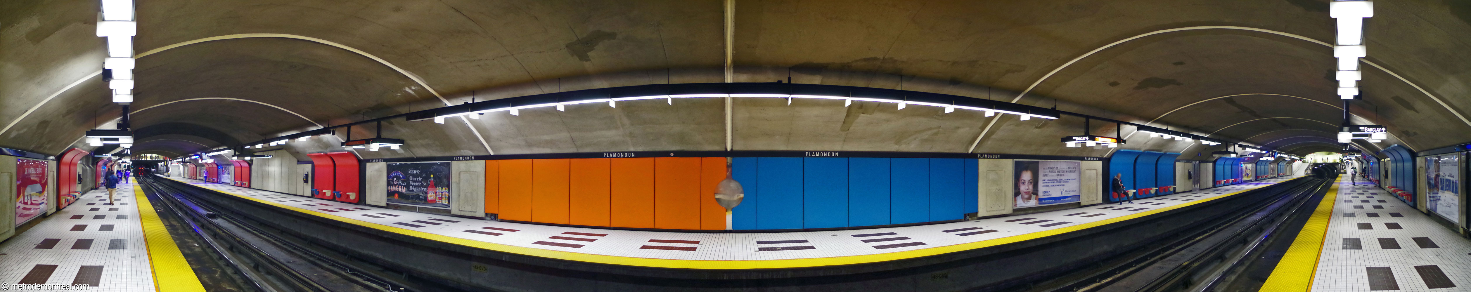 Panorama des quais de la station Plamondon, construits en tunnel. Le décor rouge de la moitié sud des quais rejoint au centre le bleu de la moitié nord.