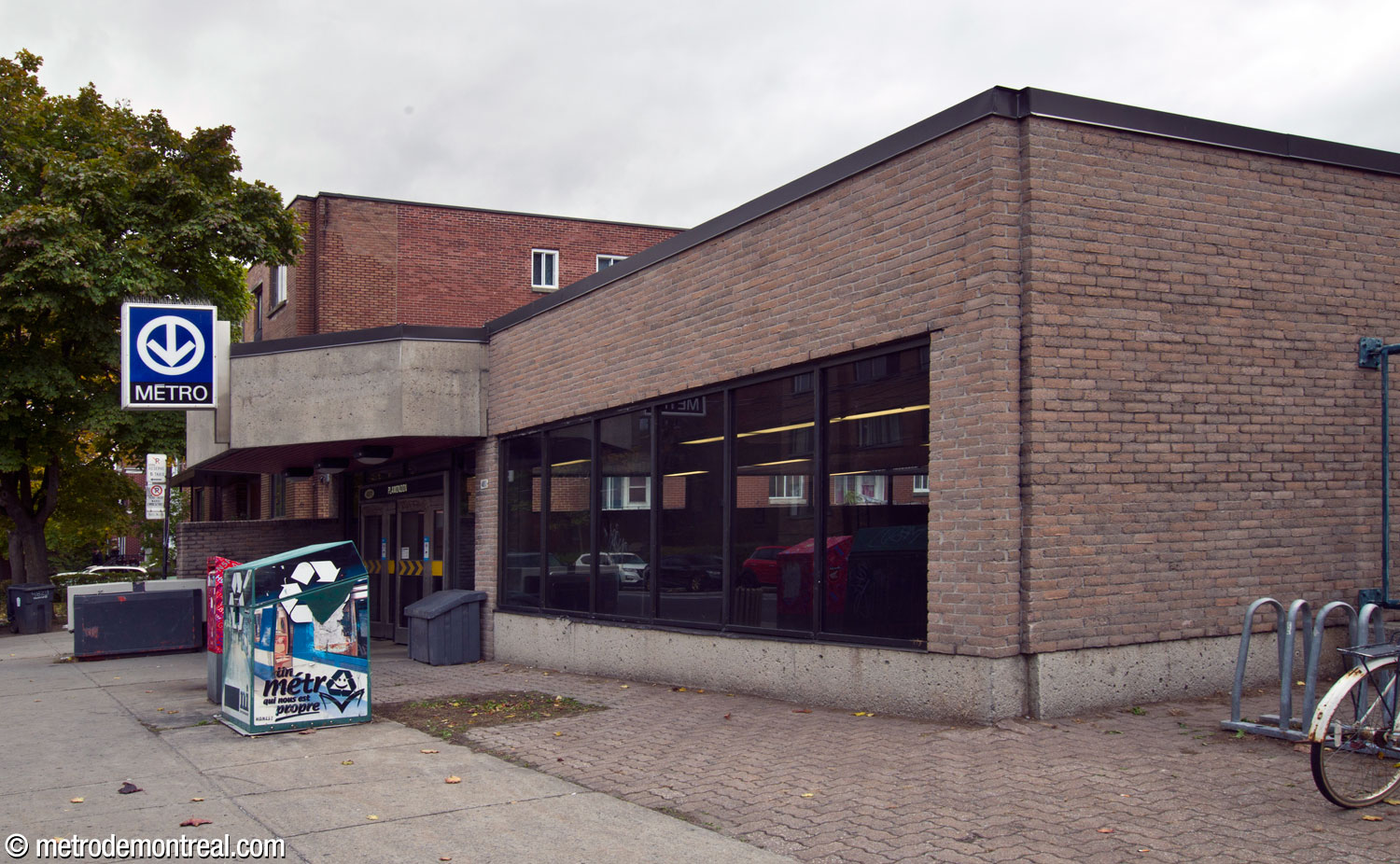 La sortie sur l'avenue Plamondon, du côté sud de l'accès nord de la station.