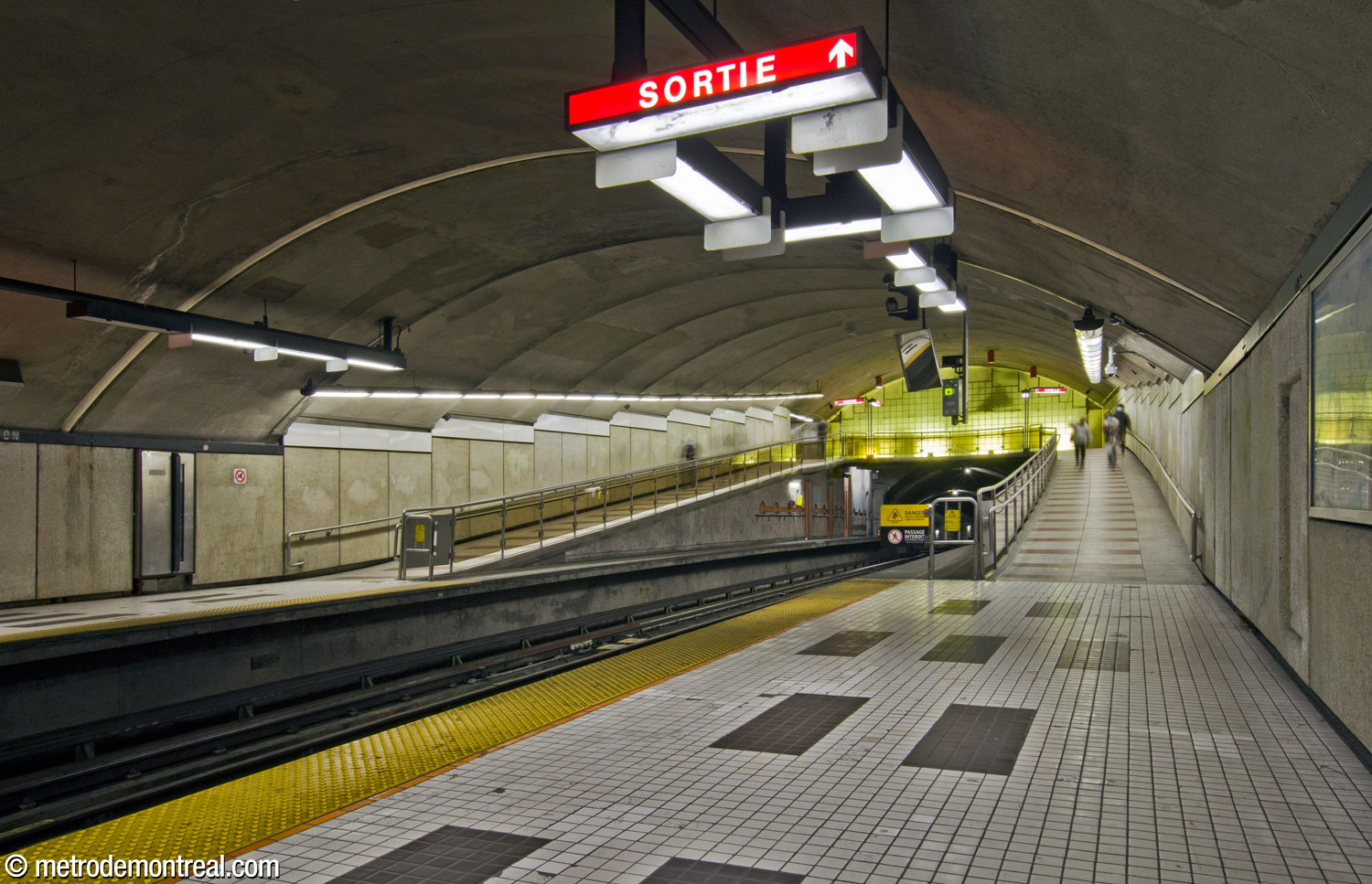 Les longues rampes vers l'accès nord, vues à partir du quai Côte-Vertu.