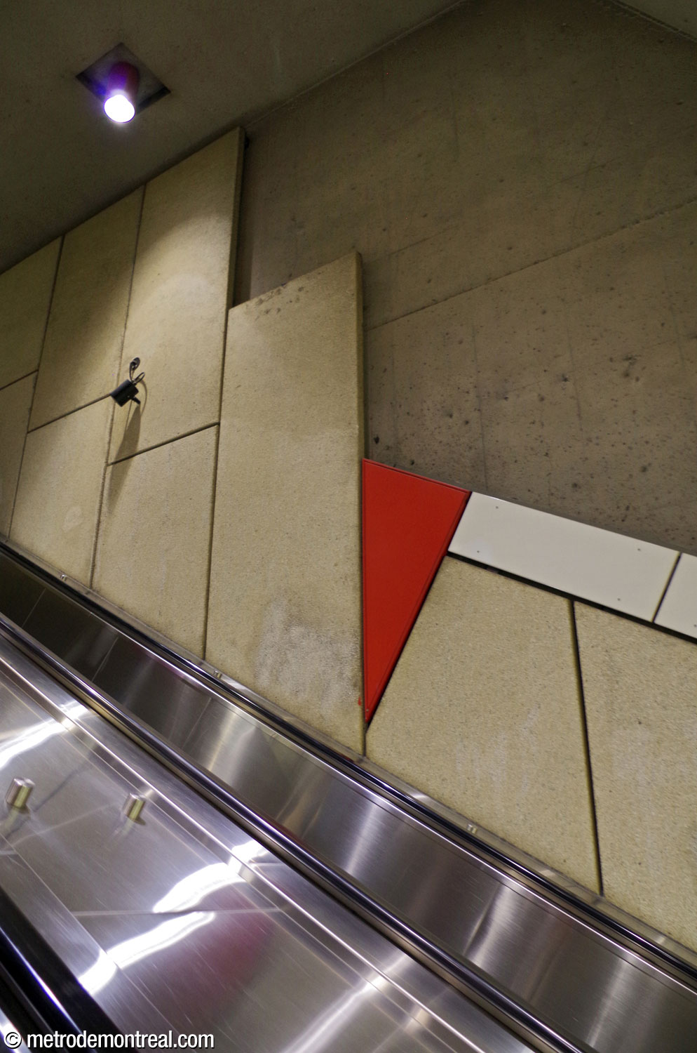 Accent rouge dans la cage d'escalier vers la billetterie sud.