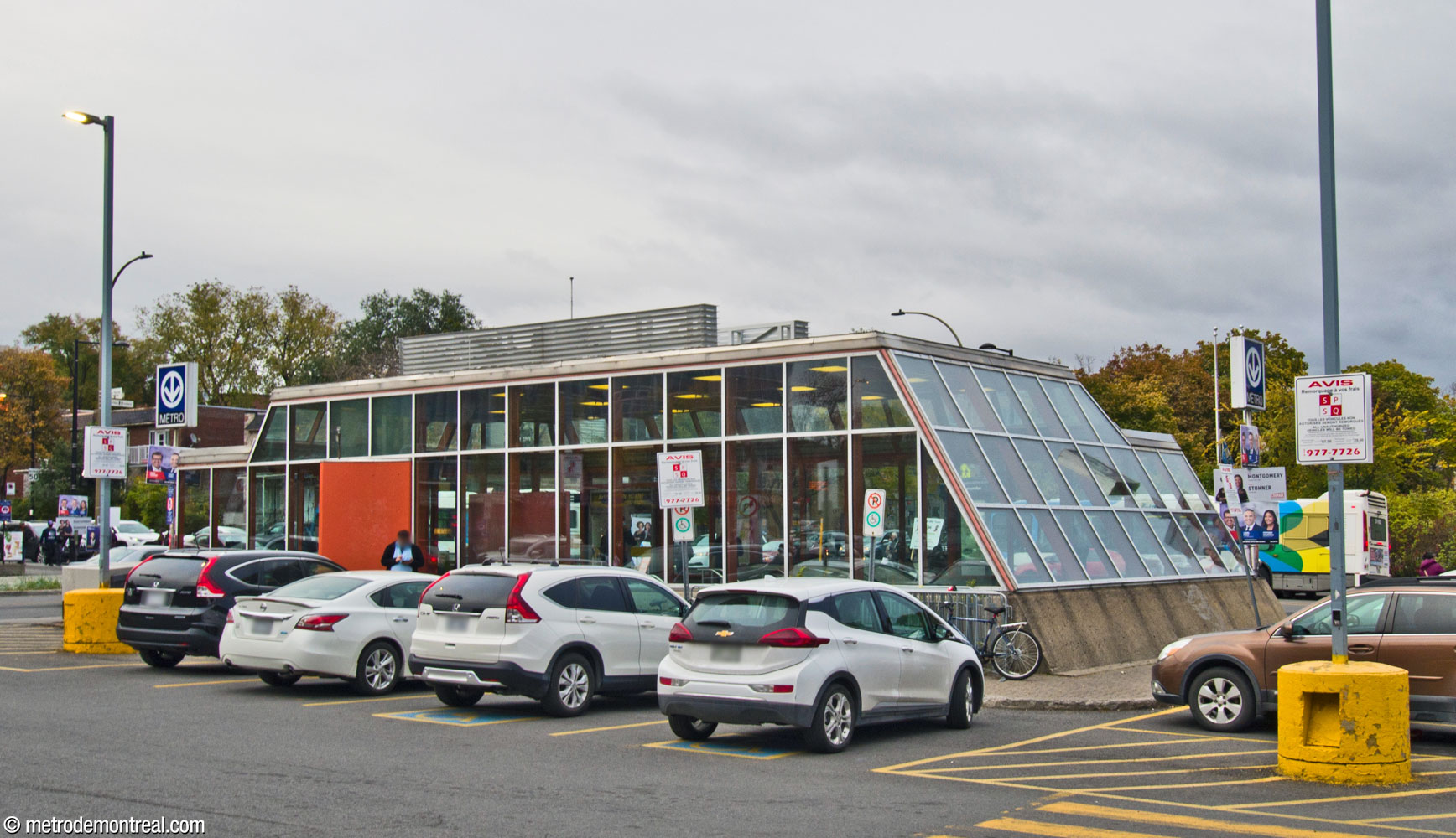 Façade nord-ouest de l'édicule Van Horne, vue depuis le centre commercial voisin.