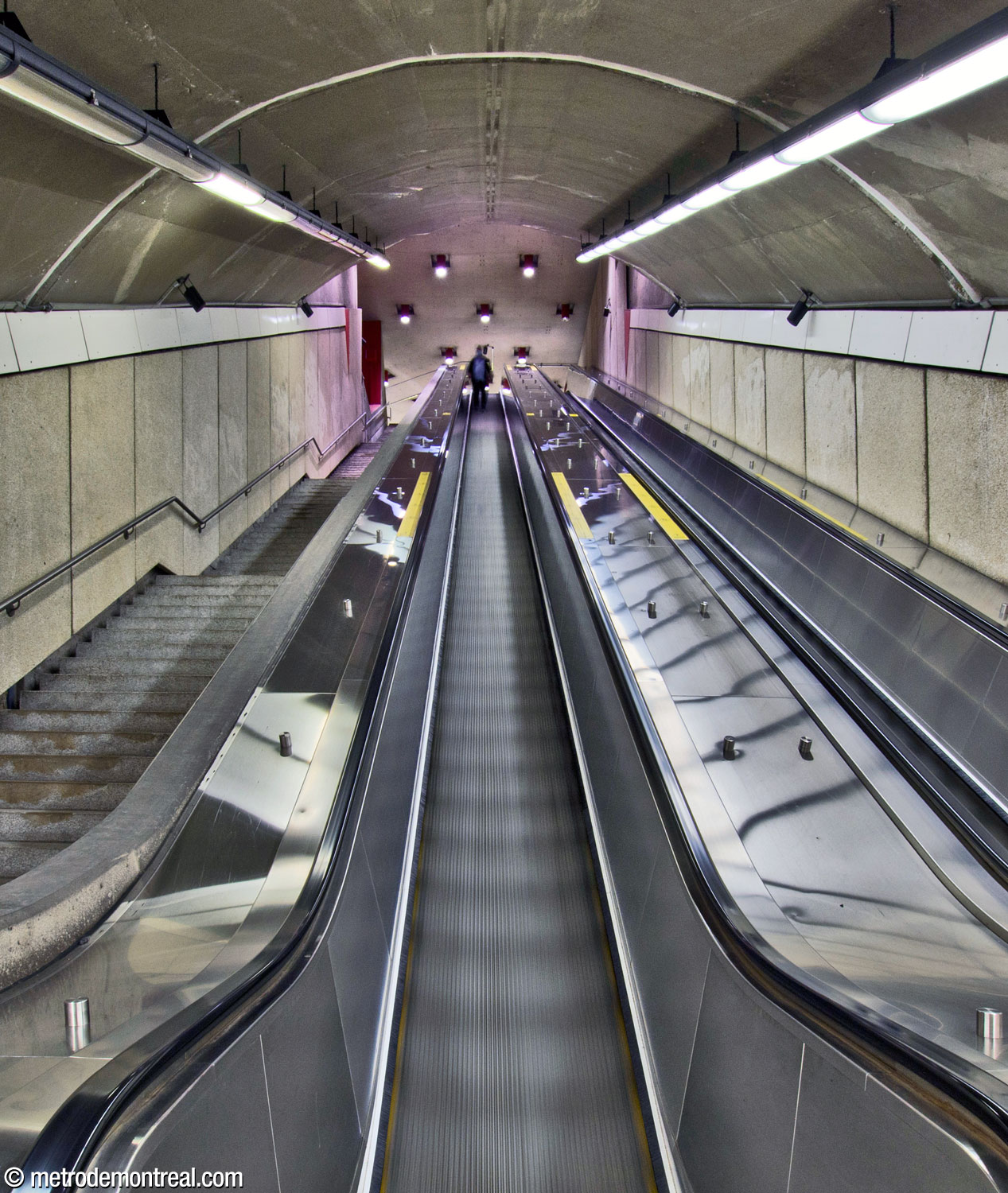 La cage d'escalier profonde à l’aspect plutôt raide, qui relie la billetterie sud à la surface.