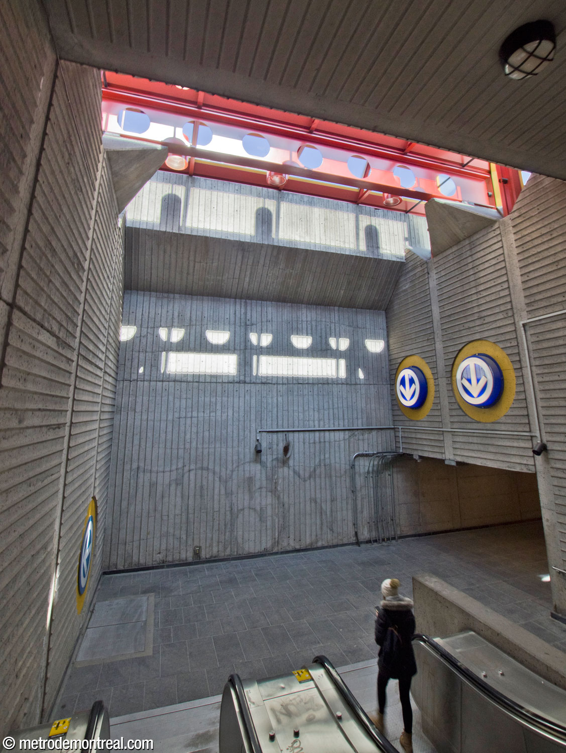 Le volume au-dessus du pied des escaliers vers la sortie nord, illuminé par un puits de lumière.