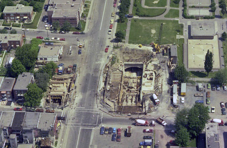 L’excavation de la station durant sa construction.