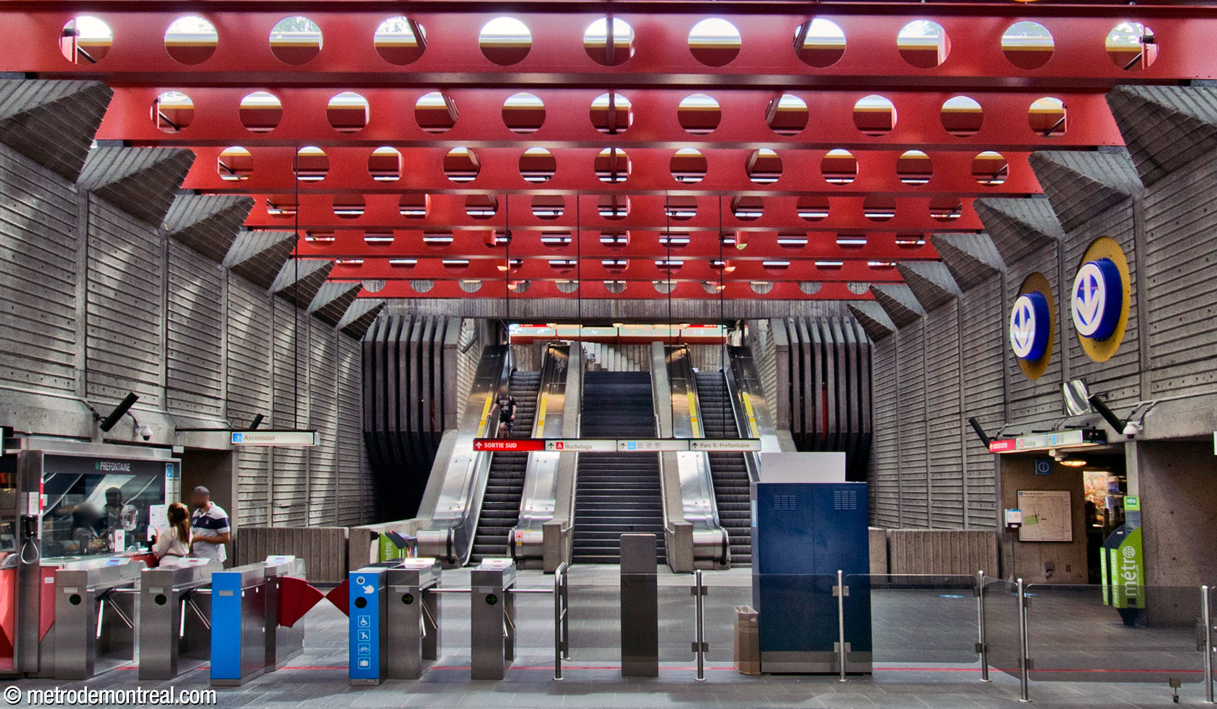La salle de contrôle, surplombée par les escaliers vers la sortie Hochelaga Sud.