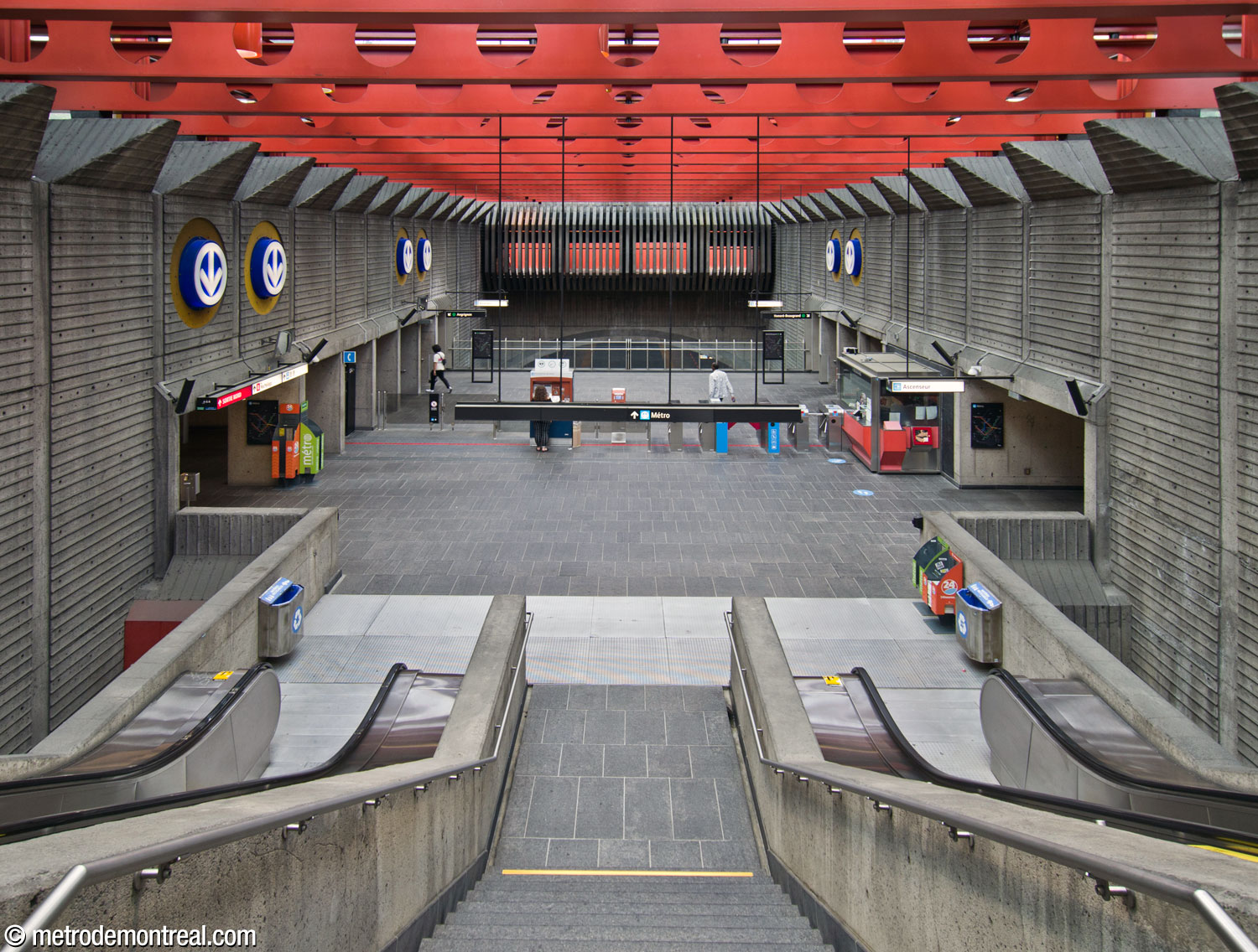 Vue d'ensemble de la salle de contrôle, située sur une mezzanine dans le grand volume de la station coiffé par l'édicule sud.
