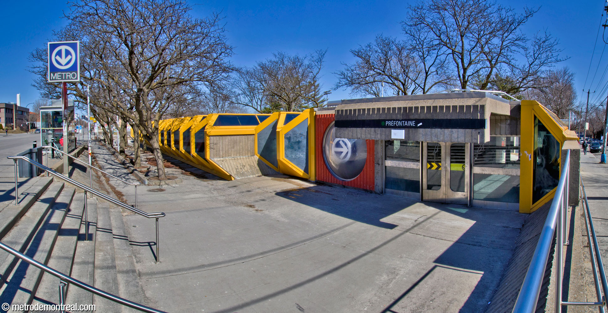 Les portes de l'édicule sud du côté de la rue Hochelaga, à l’extrémité ouest du bâtiment. Les portes s'ouvrent sur une terrasse en contrebas.