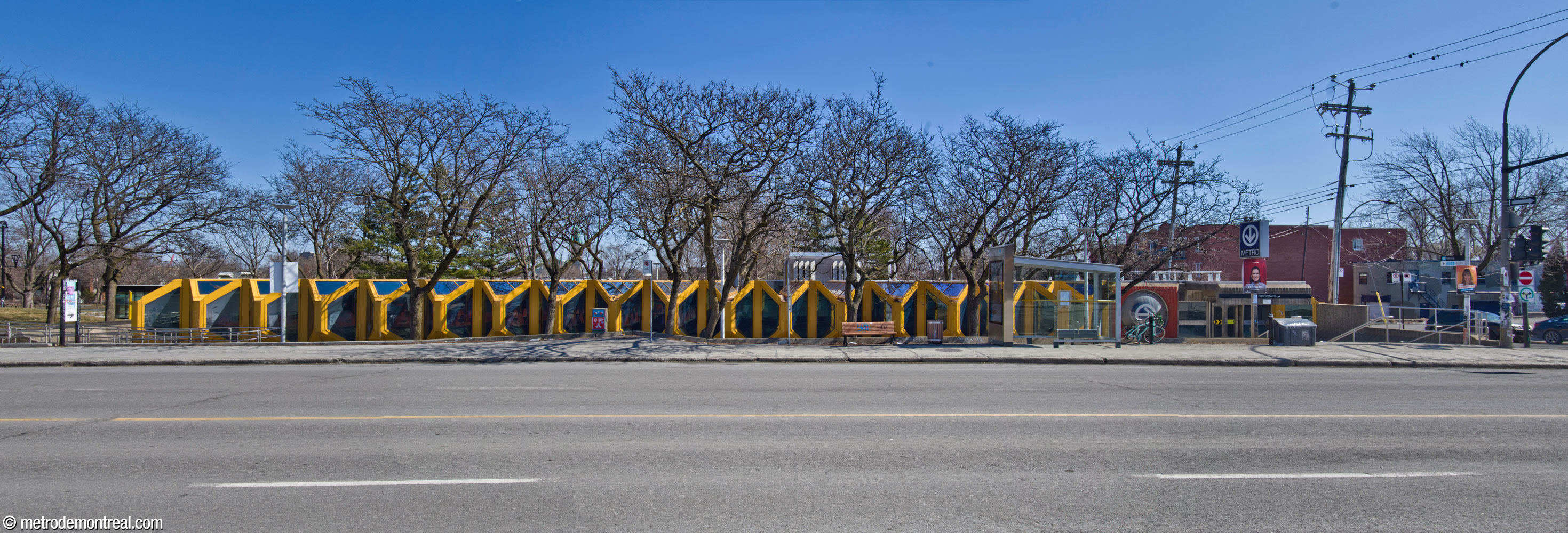 La façade de l’édicule sud s’étend le long de la rue Hochelaga.