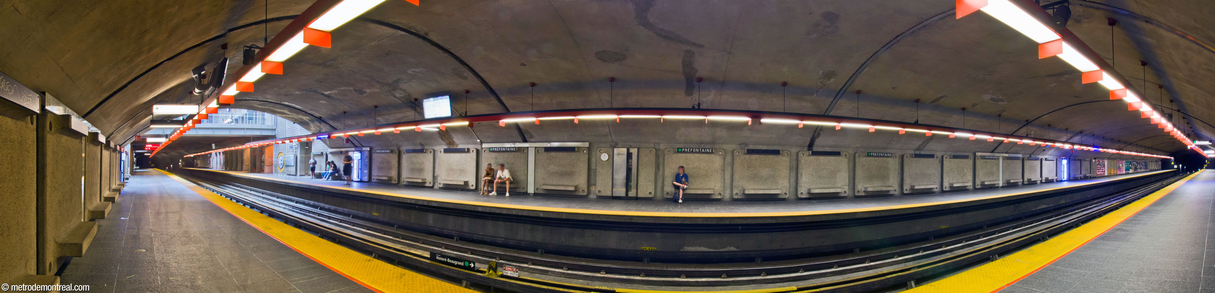 Panorama de la caverne de la station; le grand volume se trouve à l'extrémité ouest (à gauche).