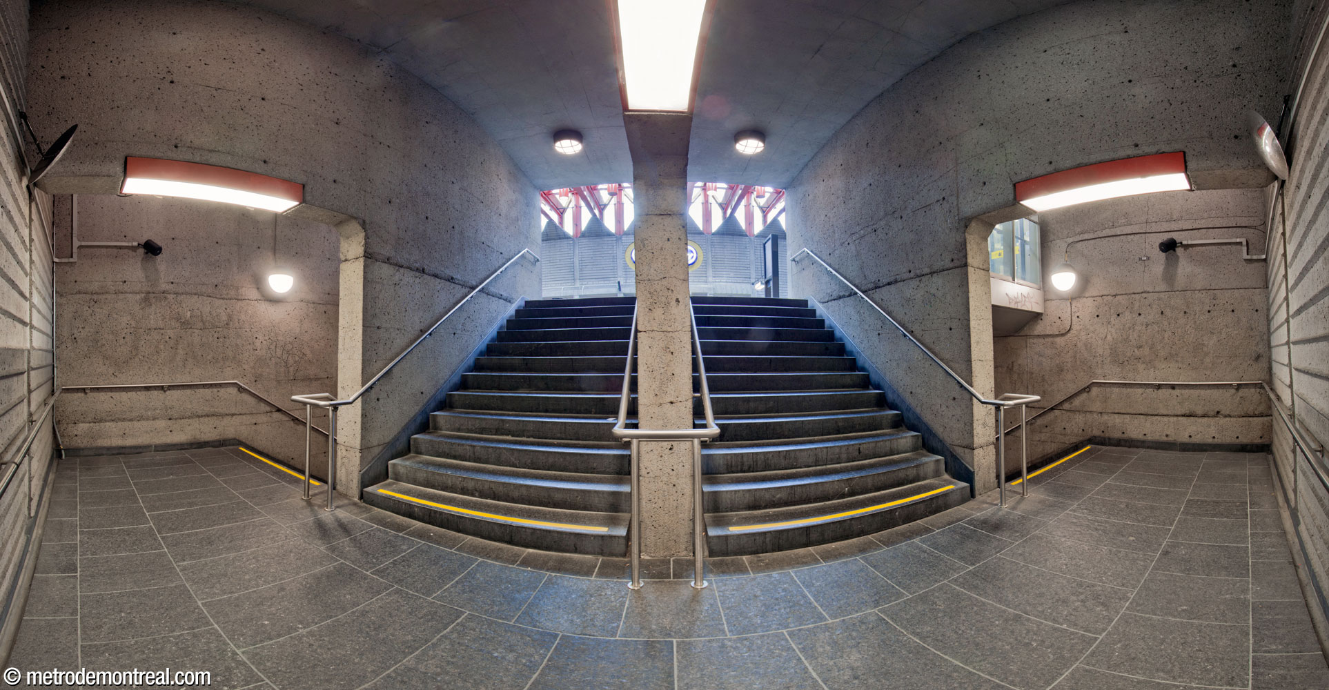Le palier de la cage d'escalier vers le quai Honoré-Beaugrand.