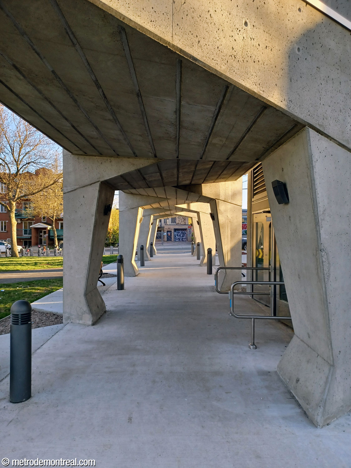 Vue le long de la pergola vers la rue Moreau.