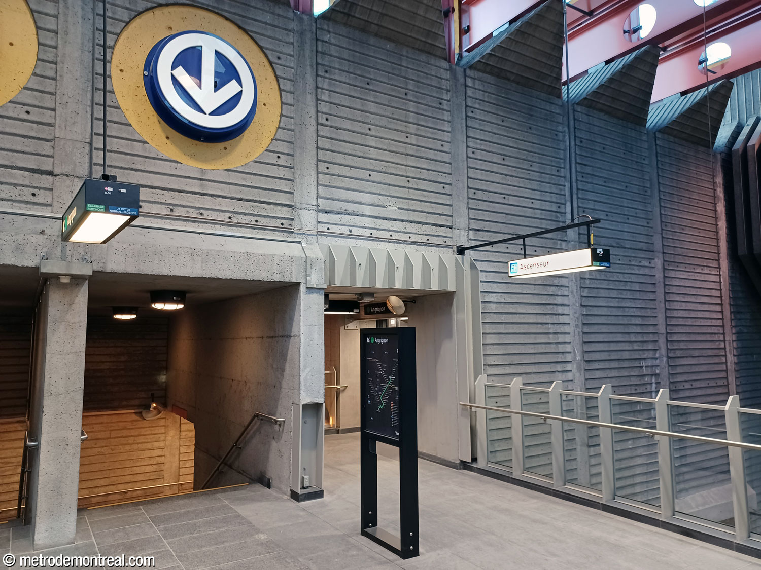 Les modifications exigées par l'incorporation d'ascenseurs a respecté l'arrangement en travées de la station. L'accès à l'ascenseur vers chacun des quais se trouve dans un retrait occupant la largeur d'une travée, en l'occurrence au-dessus de l'une des cages d'escalier fixe vers le quai. Par conséquent, la mezzanine a été prolongée par la même profondeur pour rejoindre ces accès.