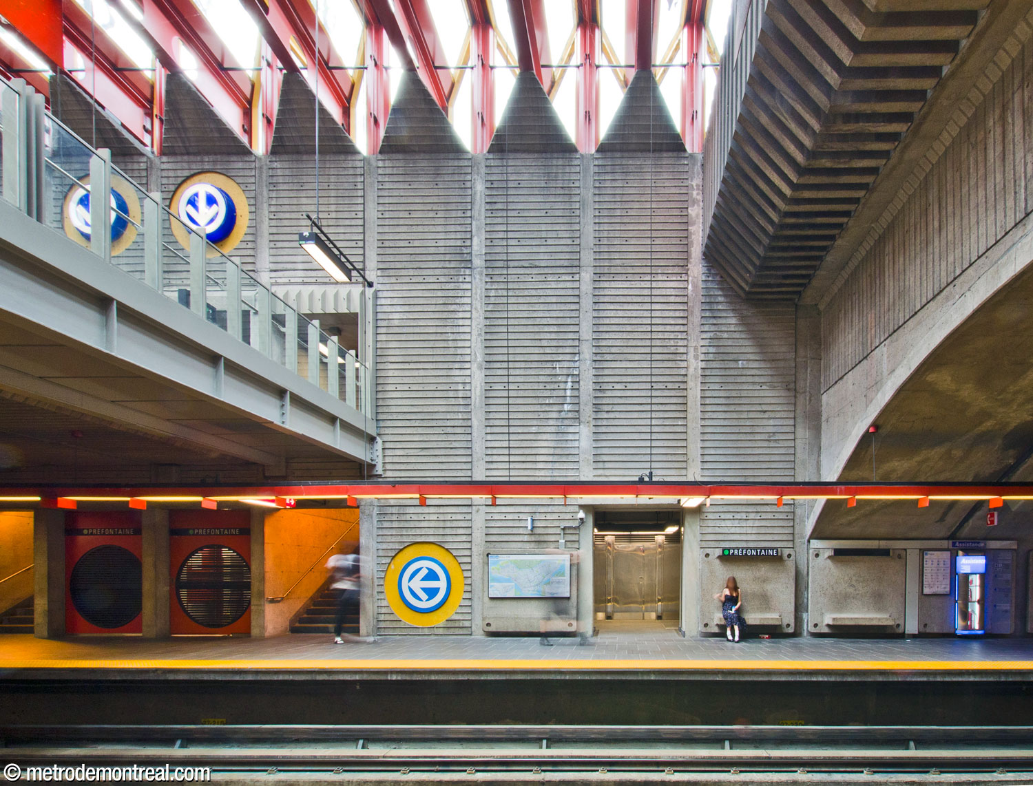 Le volume au-dessus des quais. Un logo du métro indique la direction des sorties.