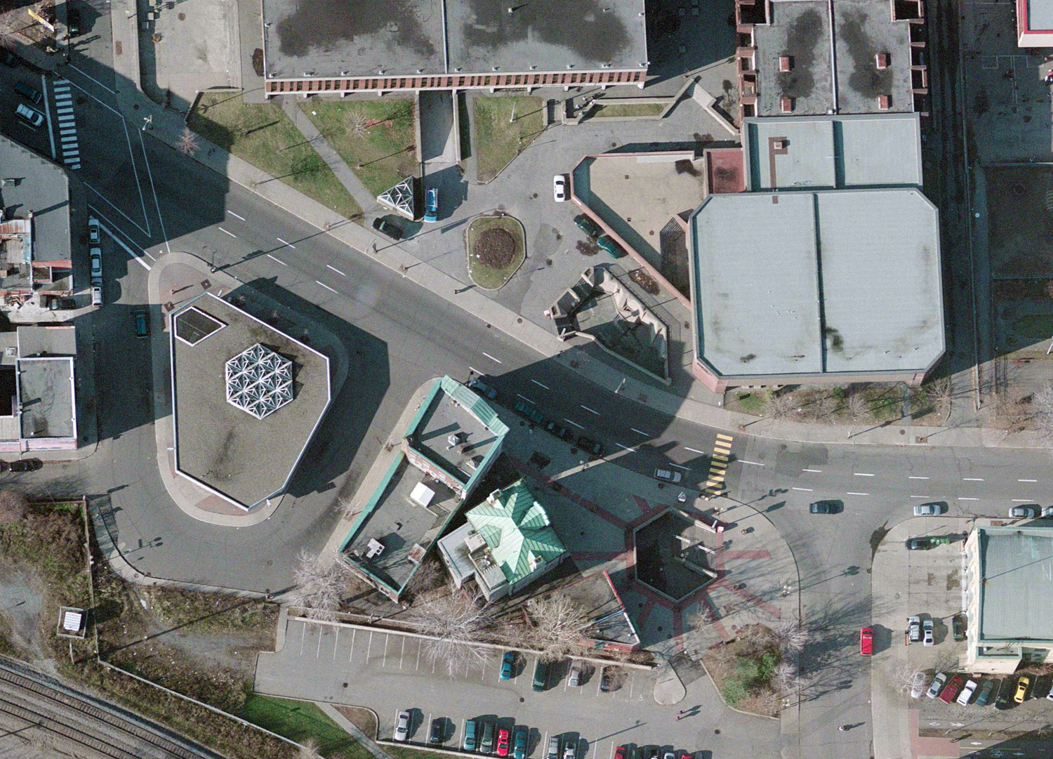 Aerial view of the station showing the open-air entrances: the irregularly shaped entrance north of rue Saint-Jacques, centre, and the hexagonal one in Place Saint-Henri, lower right.
