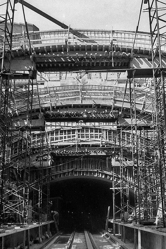 Construction of the vaults above the platforms