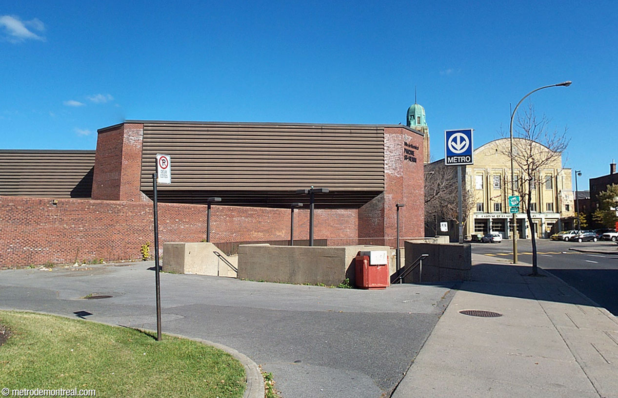 The Saint-Jacques open-air entrance, seen from street level.