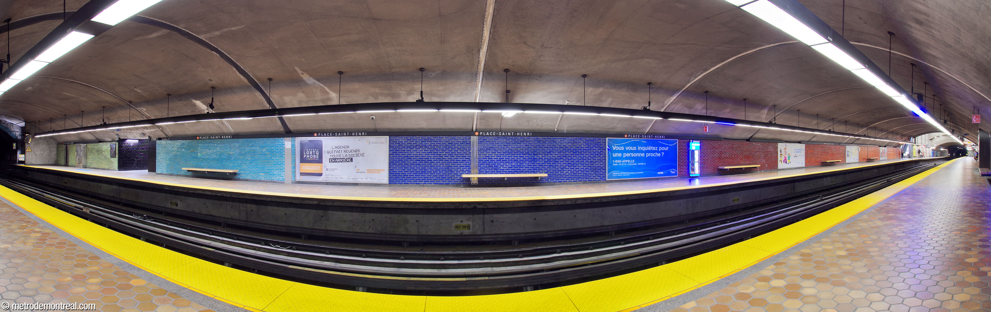 The eastern portion of the trainroom is built in tunnel. This panorama shows the colour gradient of the glazed brick walls along the Montmorency platform, from green at the far end (left) through aquamarine, blue, dark red, red-orange, and orange (right).