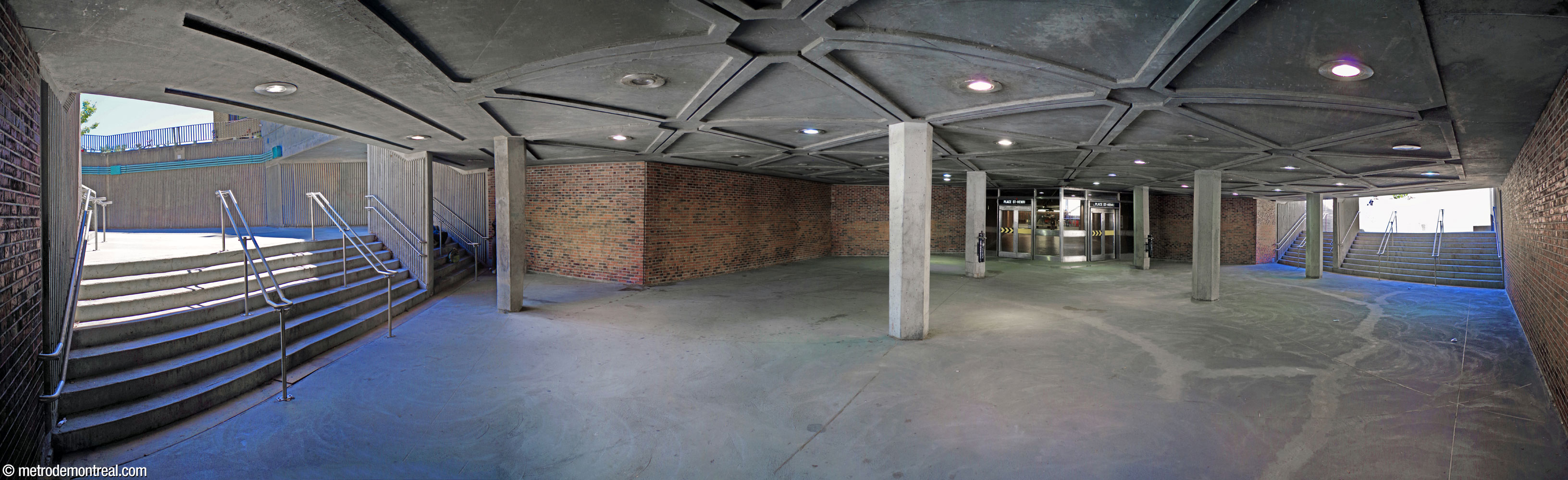 The underground gallery below Rue Saint-Jacques, uniting the two open-air entrances. The Place Saint-Henri entrance is to the left and the Saint-Jacques entrance to the right. The entrance to the station concourse is at centre-right.