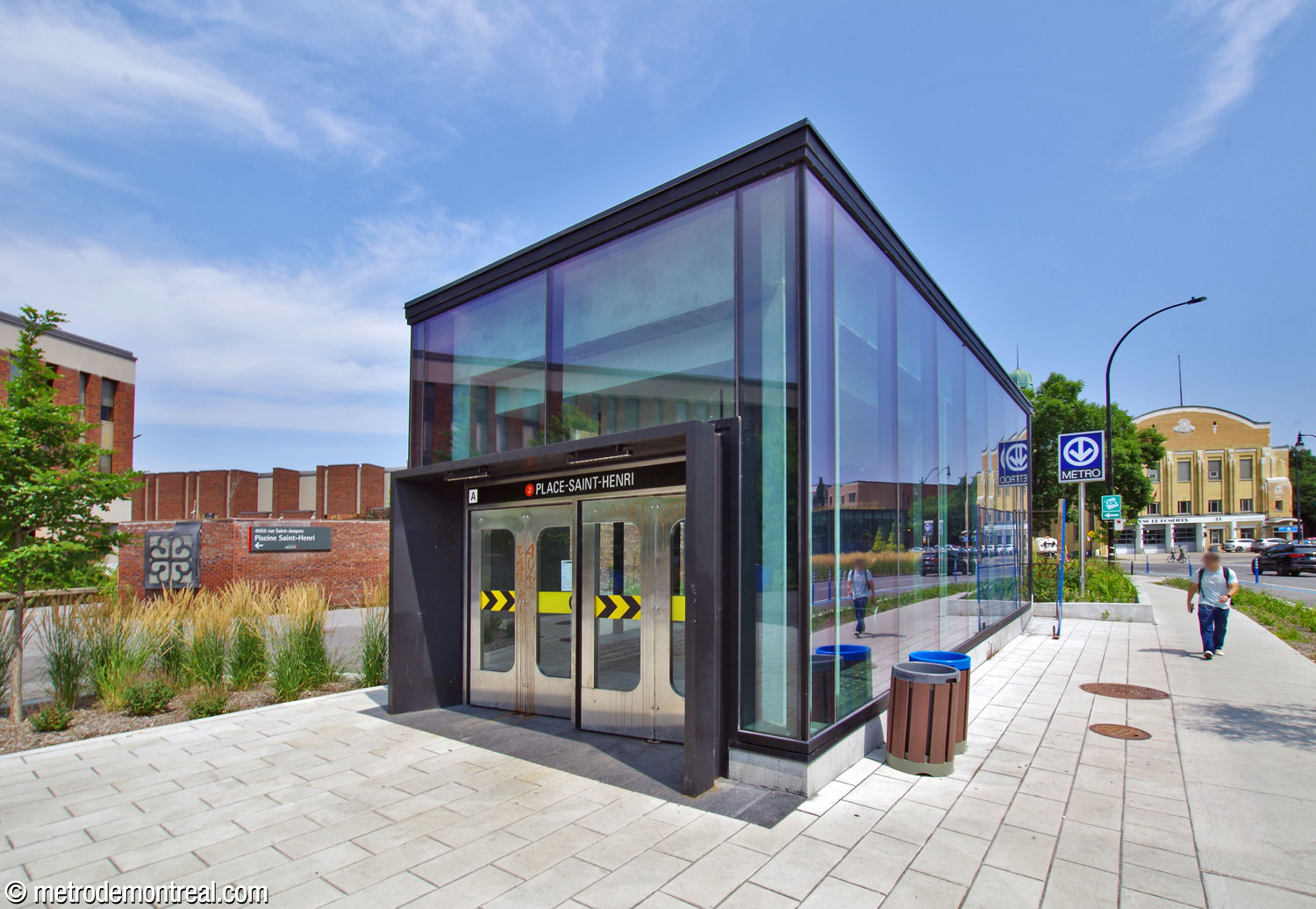 Exterior of the small Saint-Jacques headhouse, in glass with a black framework.